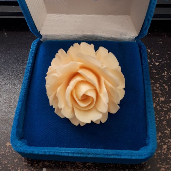 Scarf Clip - Antique - Large Ivory Rose - Bakelite - Picture 1 of 4